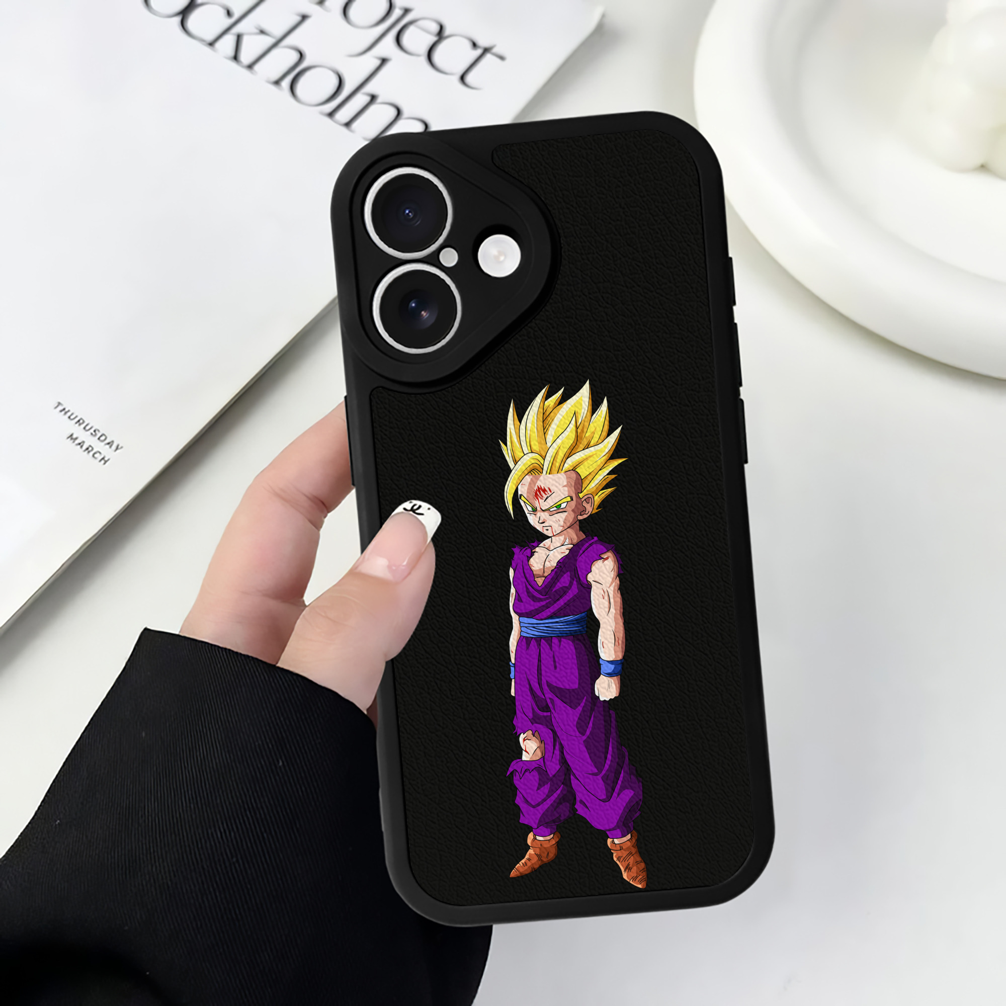 （画像用） ドラゴンボール 孫 悟飯（そんごはん）DRAGON BALL Son Gohan 【iPhone 16シリーズ対応】シリコンスマホケース（レザー調） 材質：シリコン